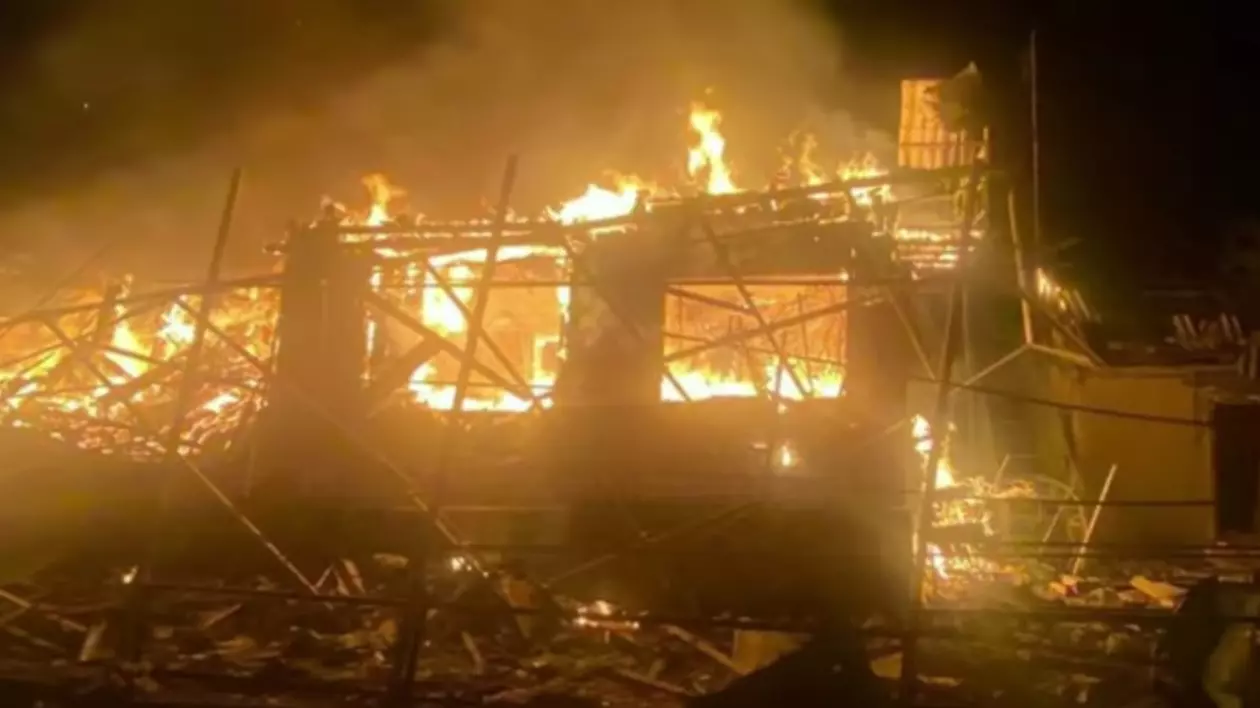 Casă în flăcări după ce a fost bombardată de ruși, în regiunea Donețk Foto: Procuratura Generală Donețk