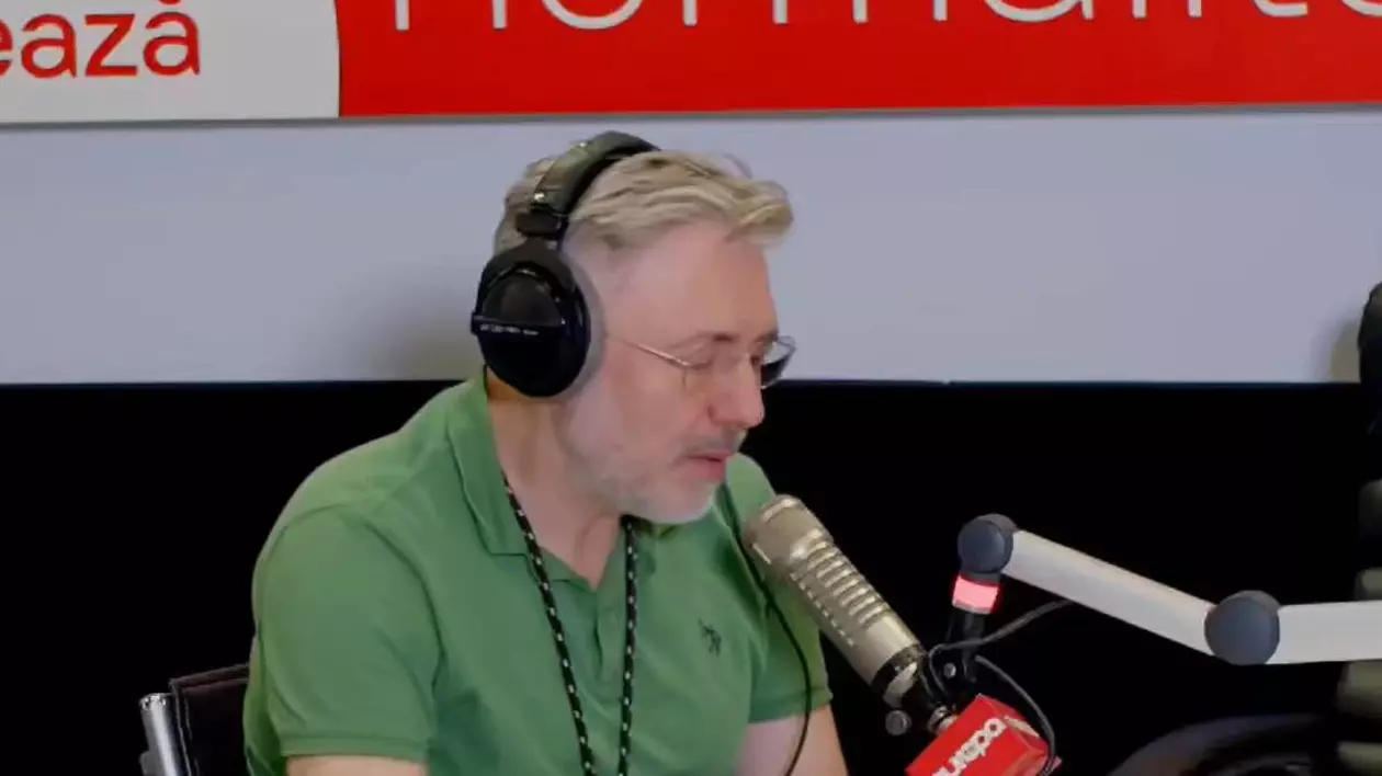 Cătălin Striblea surprins în timp ce citește la radio mesajele de ură adresate femeilor