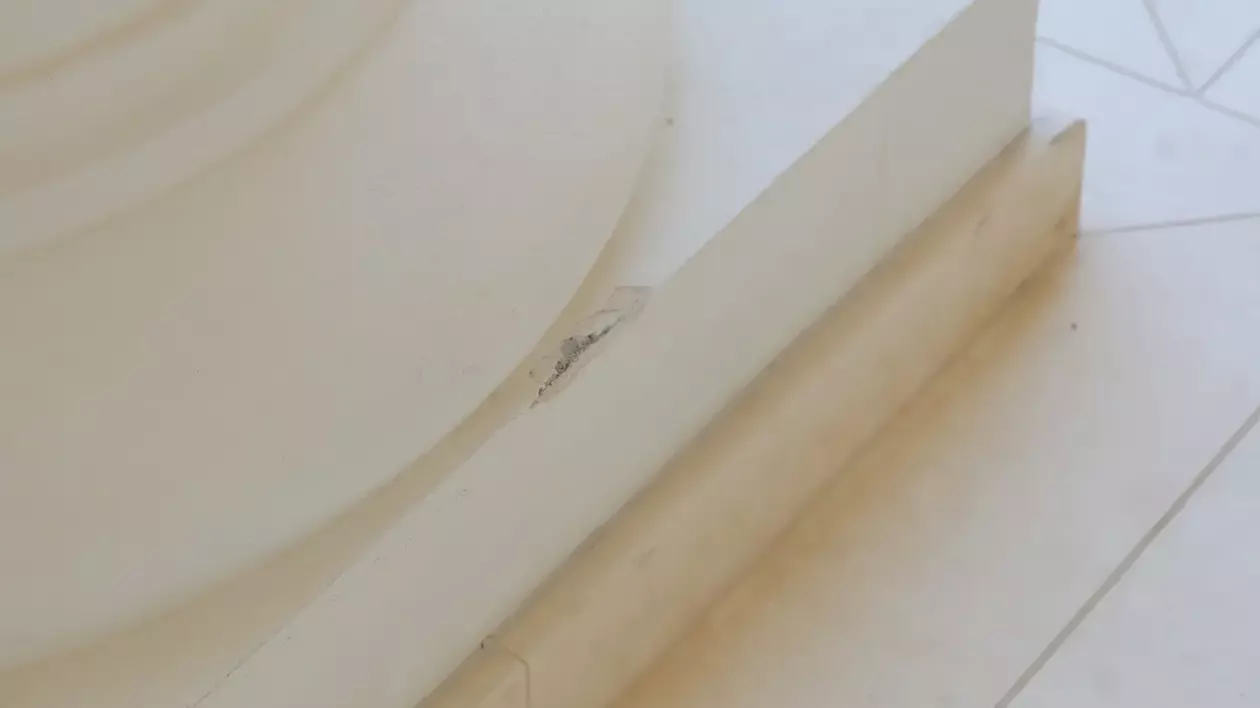 Așa arată o stricăciune la baza unei coloane din piatră în cazinoul din Constanța