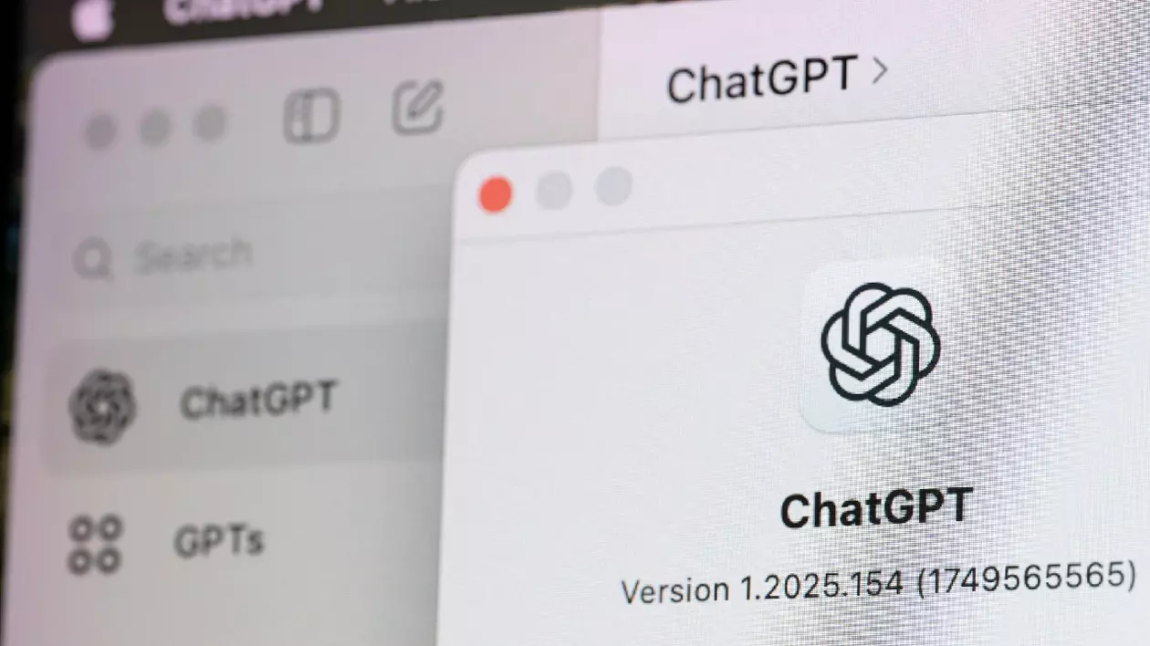 ChatGPT deschis pe un laptop