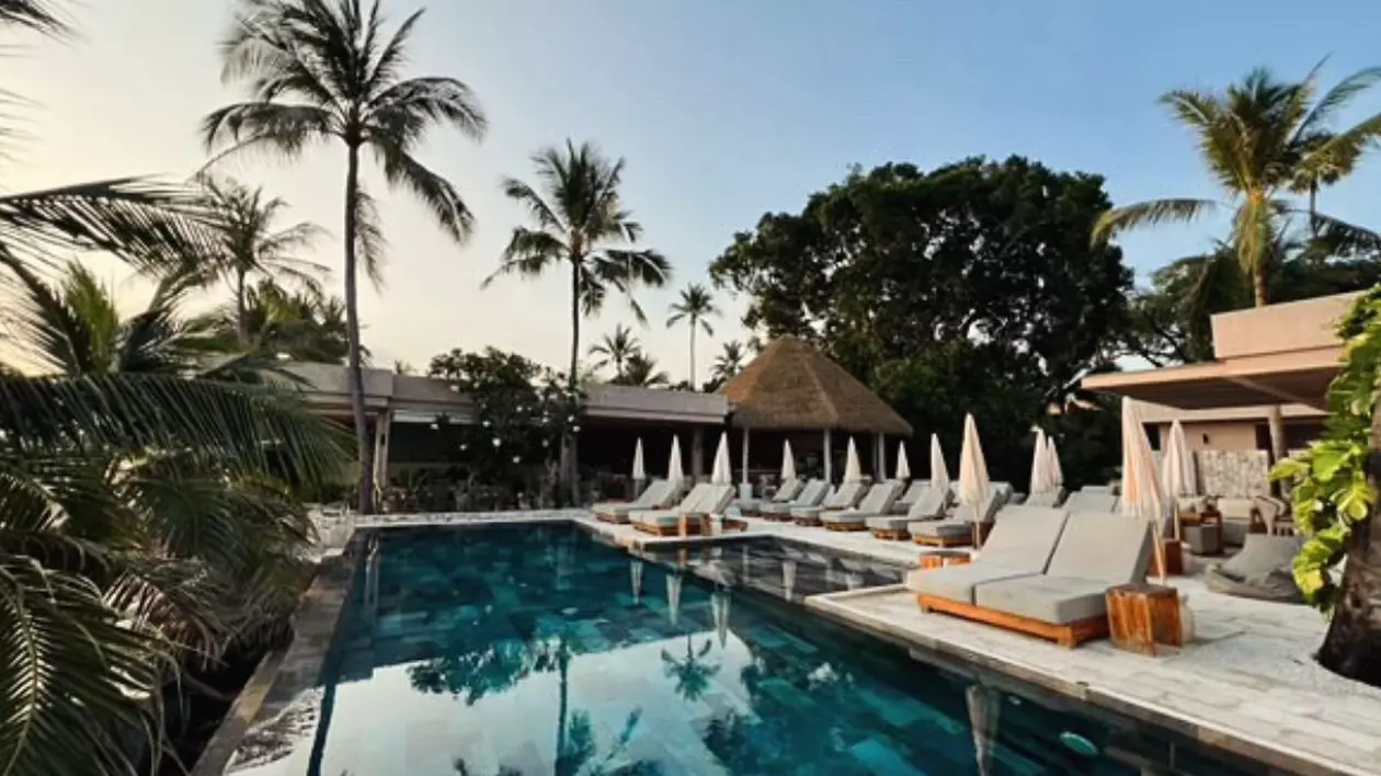 Hotel in Thailanda, cu piscina, sezlonguri si palmieri
