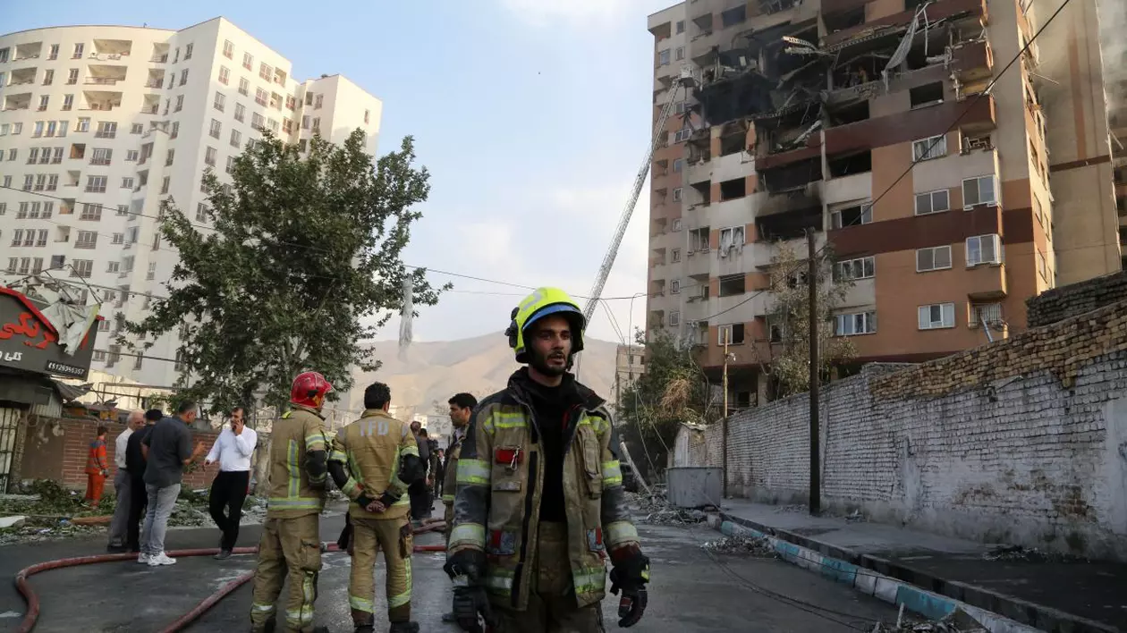Pompierii sunt obosiți după intervențiile în forță din ultimele ore, din Teheran, acolo unde blocurile au fost bombardate de Israel