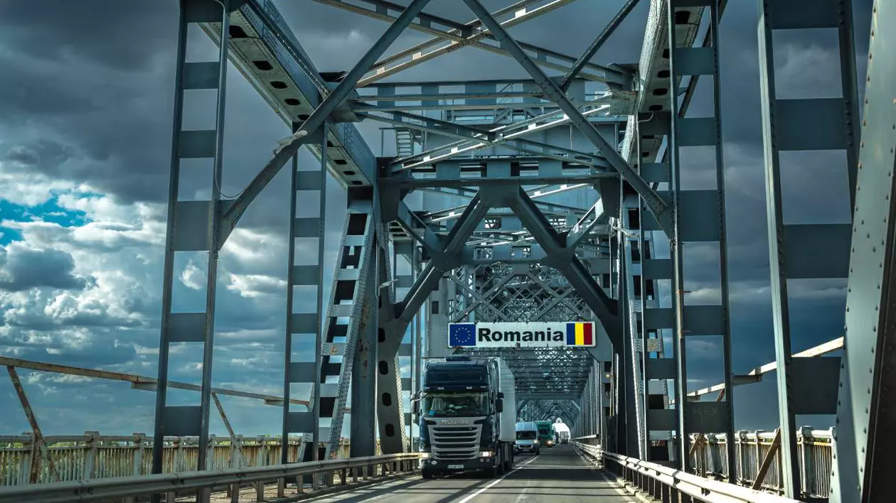 O coloană de TIR-uri și camioane care staționează pe Podul Prieteniei, pe sensul de ieșire din România.