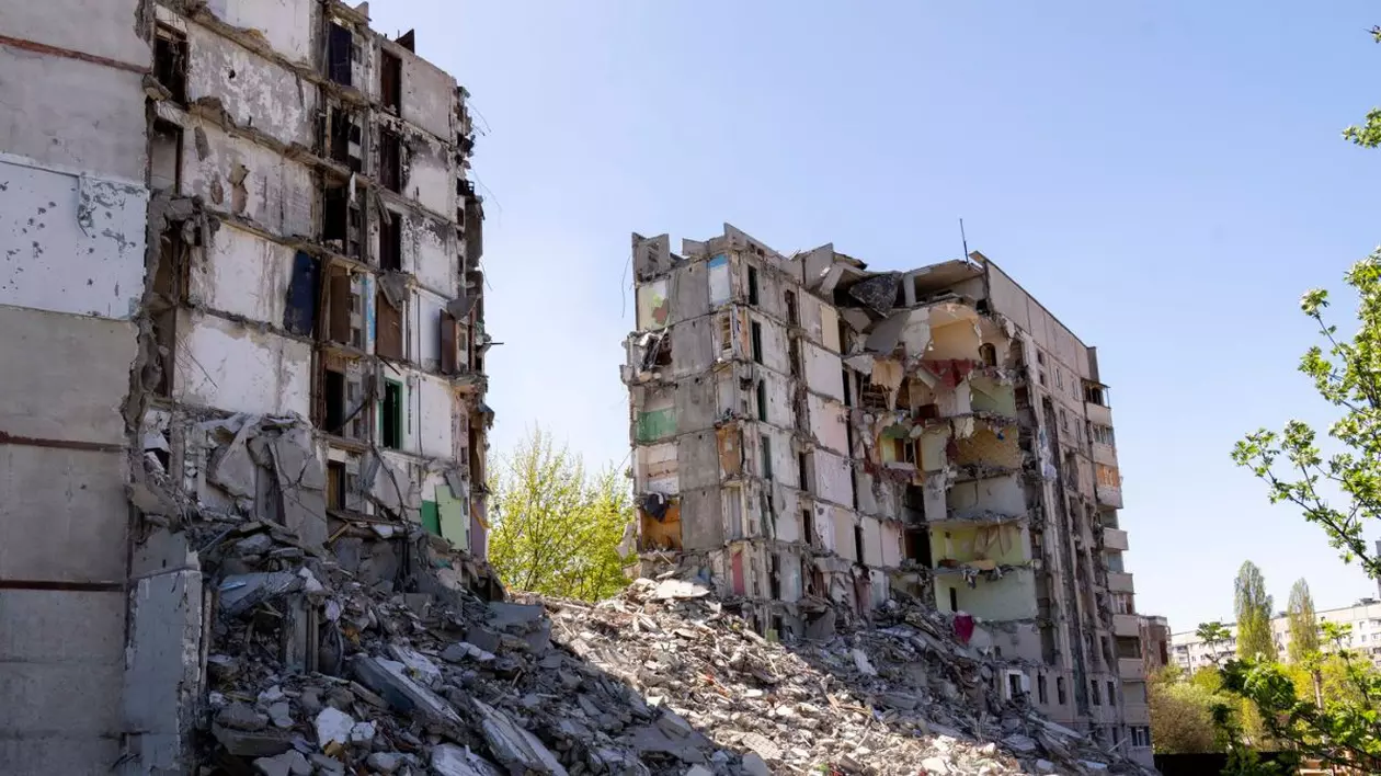 Complex de apartamente distrus la periferia districtului Saltivka din Harkov