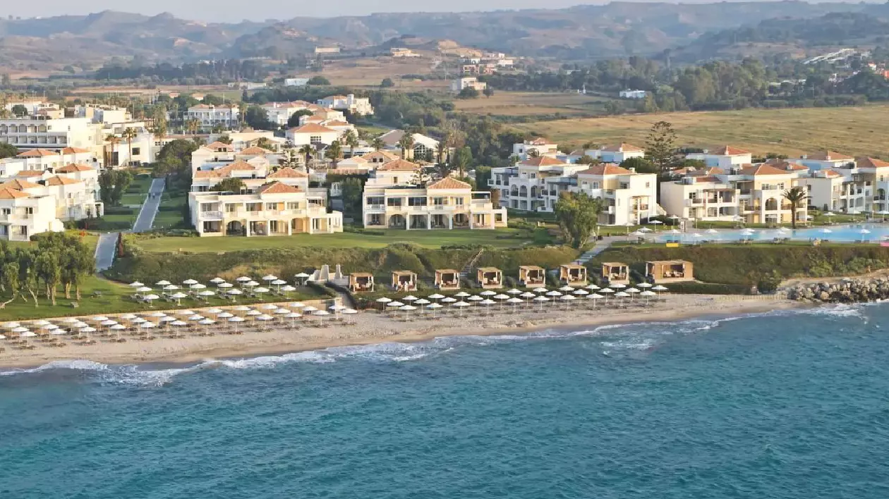 O stațiune de vacanță cu marea albastră la picioarele unui lanț de hoteluri