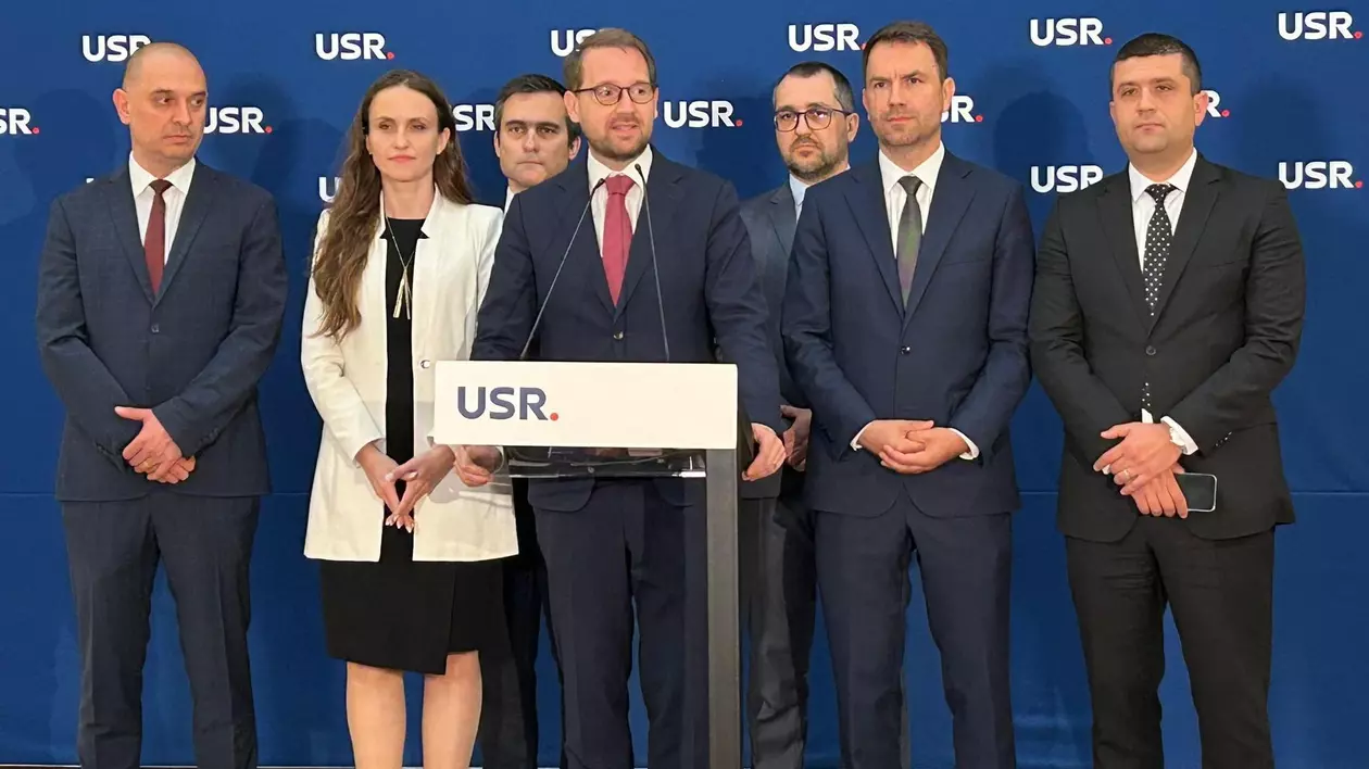 Dominic Fritz vorbește la pupitru în mijlocul colegilor de partid