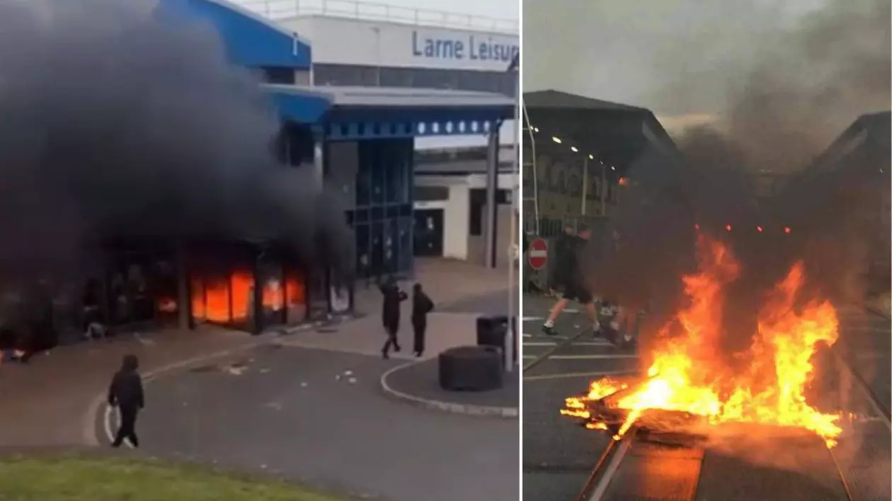 Containere în flăcări pe North Street din Ballymena, după a doua noapte de violențe în Ballymena