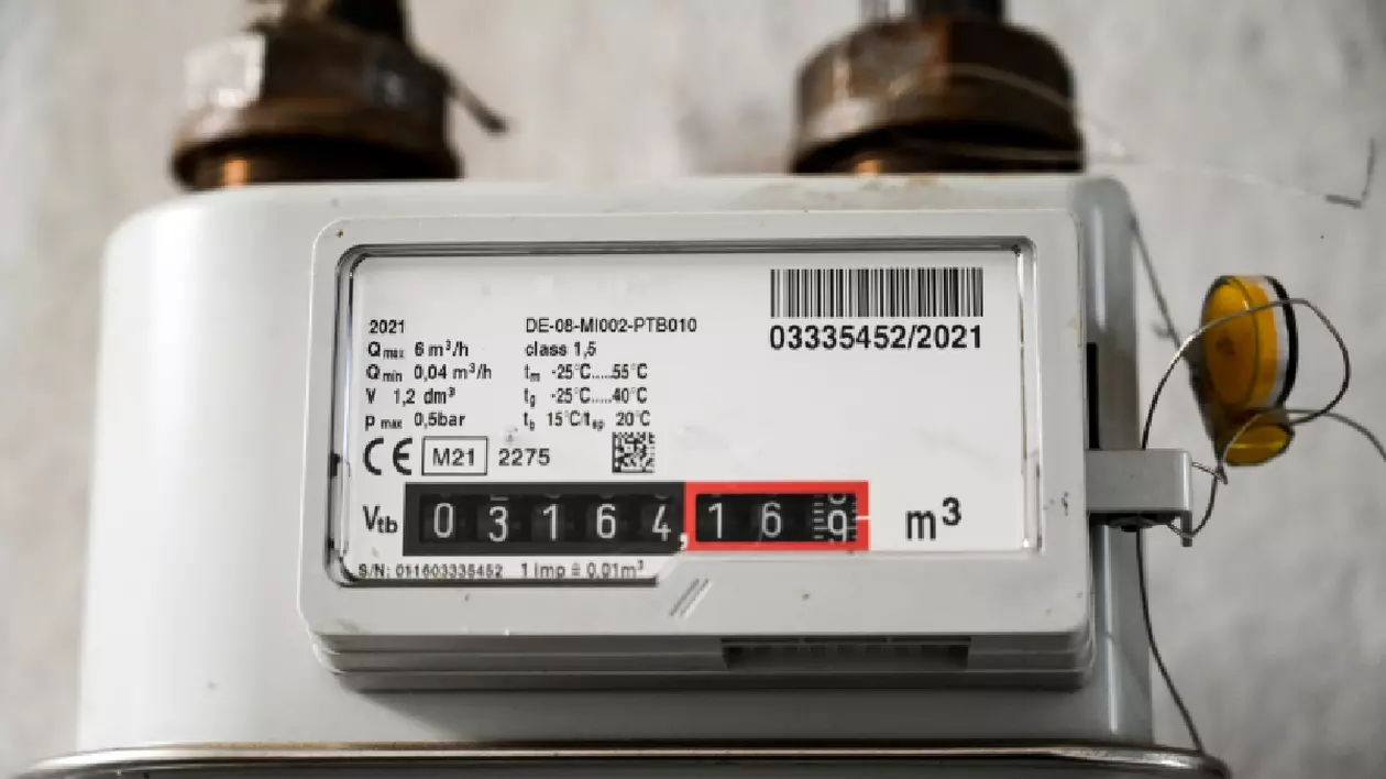 un contor de gaz gri așteaptă să fie citit