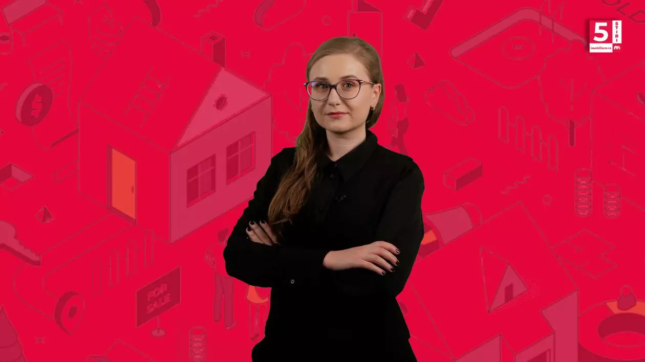Corina Vârlan, îmbrăcată în negru, cu mâinile încrucișate, pe fundal roșu și logo-ul emisiunii 5 știri Imobiliare.ro