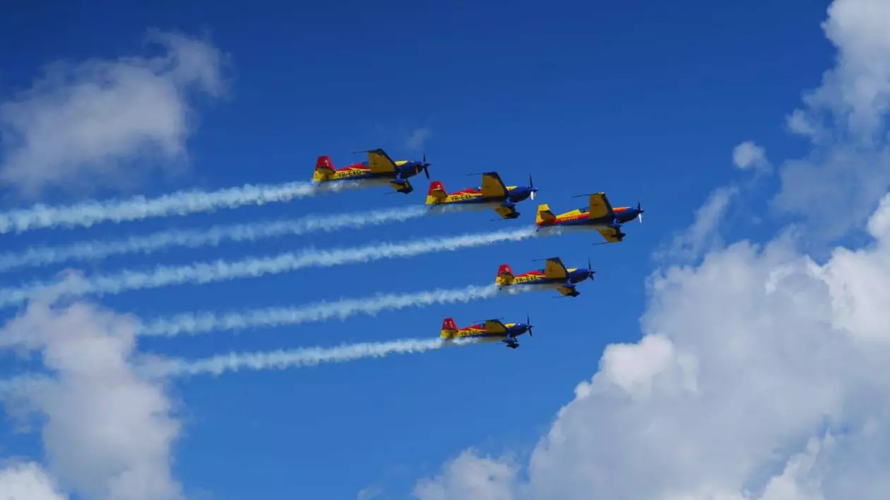 Mai multe avioane zboară in formație și lasă dâre de fum