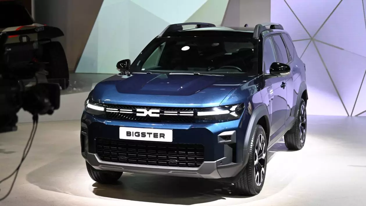 Noul model Dacia Bigster lansat anul trecut, mașina este albastră.