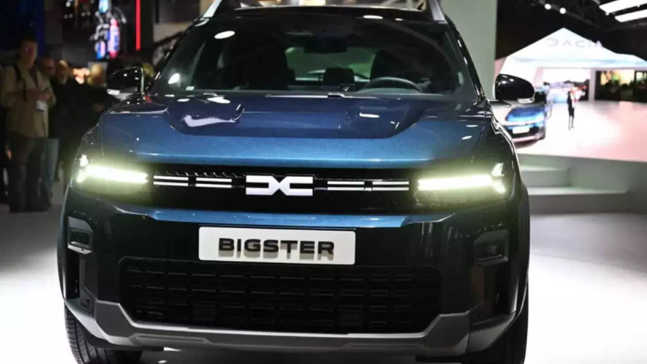 Imaginea surprinde partea frontală a SUV-ului Dacia Bigster, prezentat într-un cadru de salon auto.
