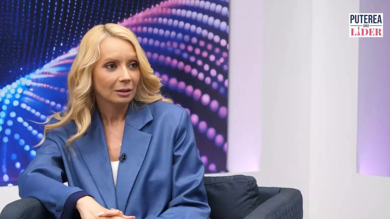Daciana Sârbu, îmbrăcată cu un sacou de culoare albastră, în timp ce stă pe fotoliu în studioul emisiunii Puterea unui lider