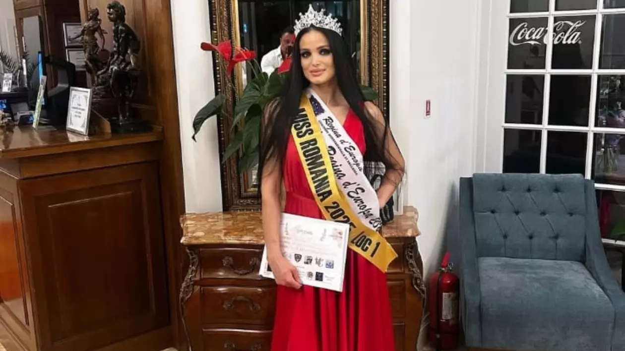 În imagine este ilustrată o tânără îmbrăcată în rochie lungă roșie, care poartă o coroană pe cap