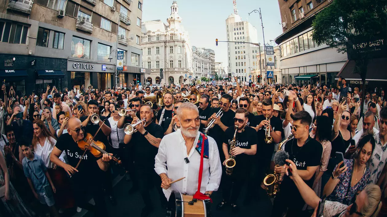 Cum a apărut Damian Drăghici cu trupa sa pe Calea Victoriei din București. Oameni de toate vârstele au dansat pe stradă