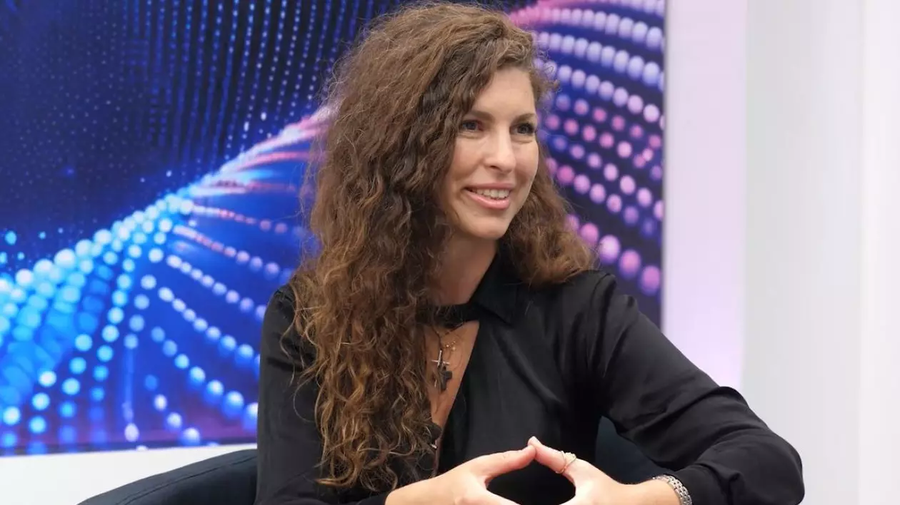 Daniela Marișcu, îmbrăcată cu o bluză neagră, în timp ce stă pe fotoliu, în studioul emisiunii Puterea unui lider, la Libertatea