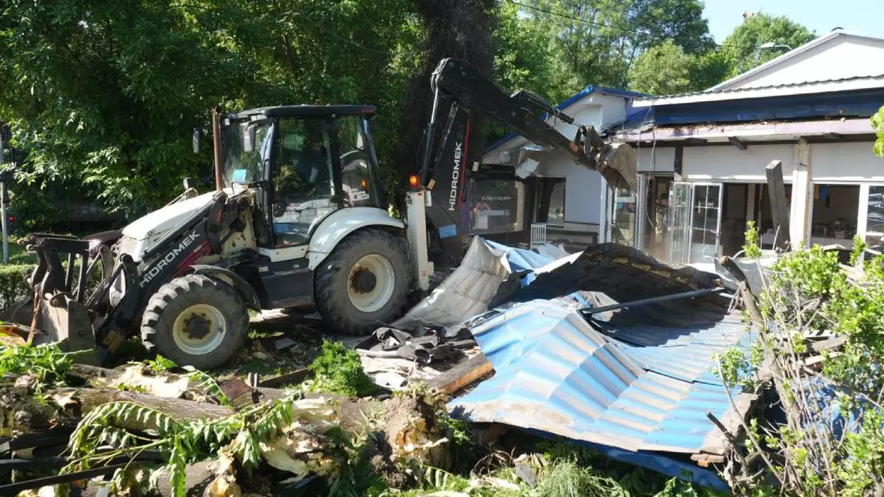 Poză surprinsă în timpul demolării pizzeriei din Timișoara