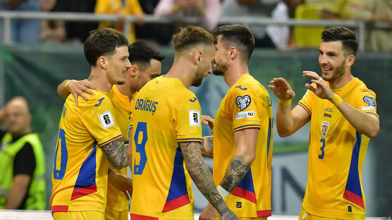 jucatorii romani, in tricouri galbene, se bucura pe teren dupa un gol marcat
