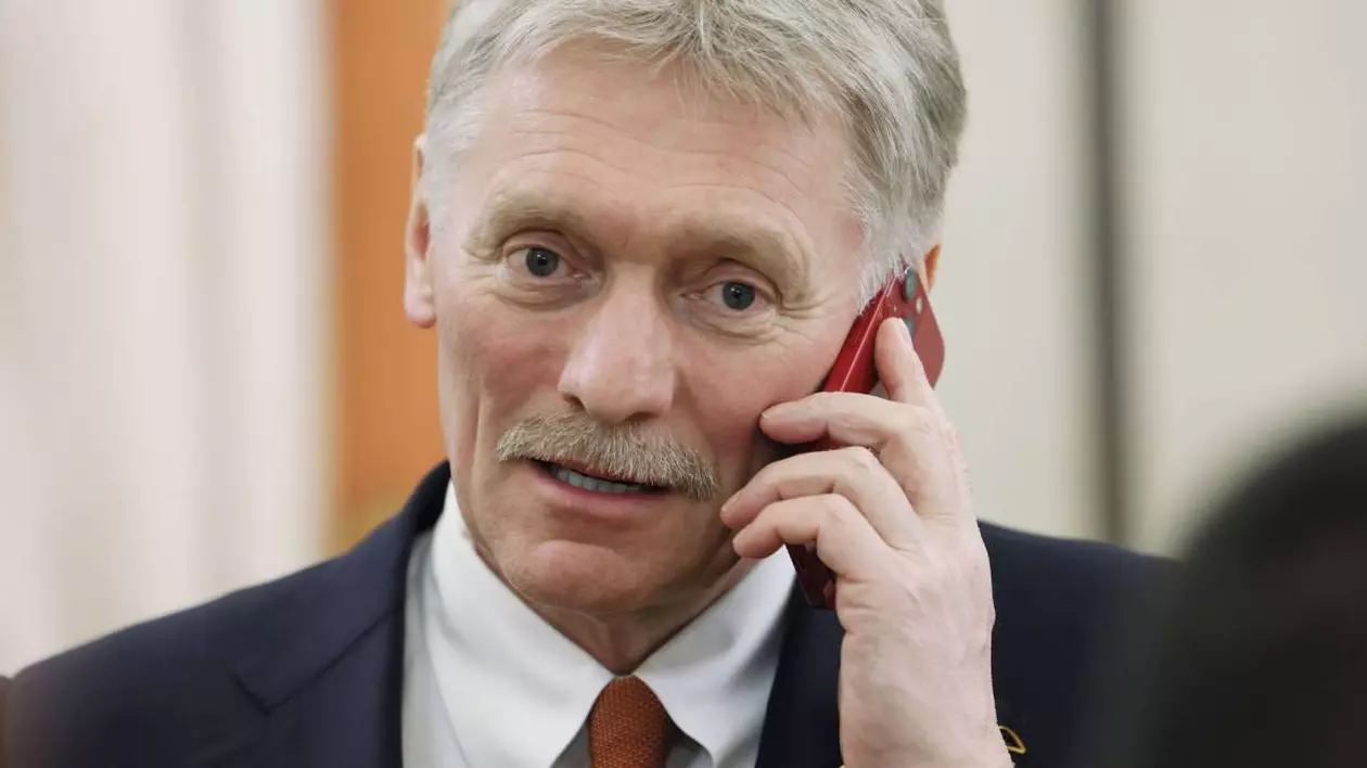 Dmitry Peskov, purtătorul de cuvânt al Kremlinului, în timp ce vorbește la telefon