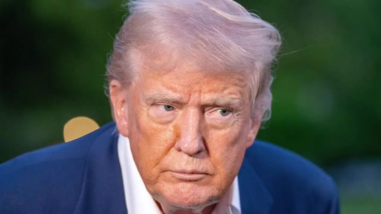 Prim plan cu pre;edintele SUA, Donald Trump, 4 mai 2025. Miliardarul privește pe sub sprâncene spre jurnaliști