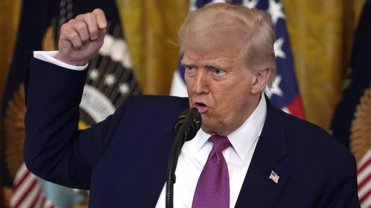 Imagine cu Donald Trump ținând mâna ridicată și având pumnul strâns