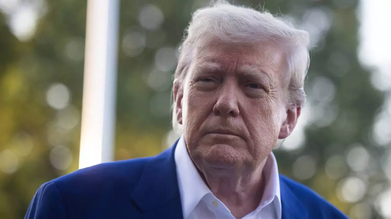 Donald Trump în curtea Casei Albe, îmbrăcat într-un costum albastru