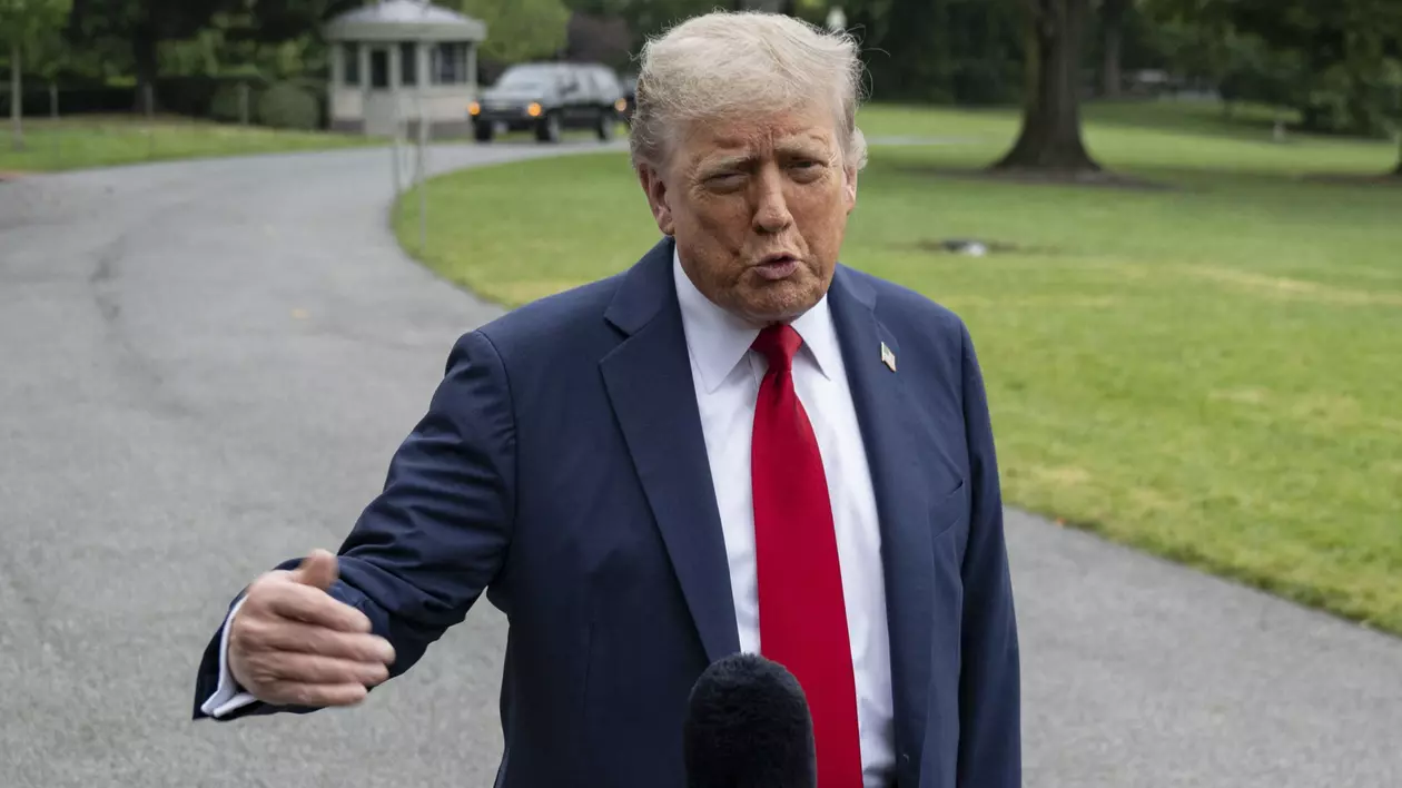 Donald Trump surprins vorbind în fața unui microfon, în curtea Casei Albe, înainte de a pleca către summitul G7 din Canada, iunie 2025