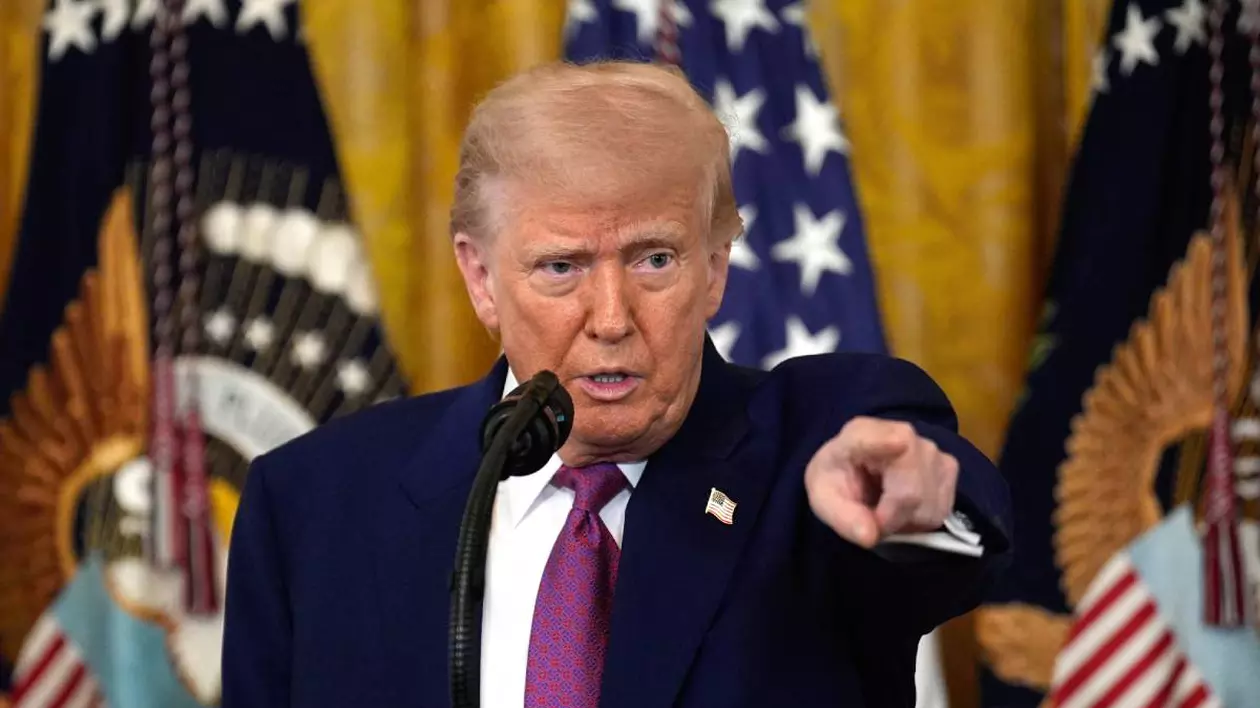 Președintele american Donald Trump în timp ce arată cu degetul arătător la camera, într-o conferință de presă la Casa Albă.