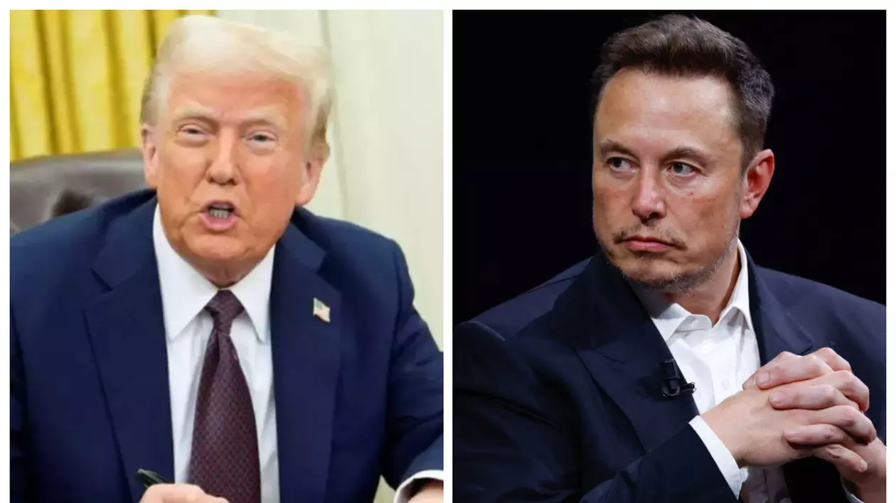 În partea dreaptă este Donald Trump, în costum albastru închis și cămașă albă, iar în dreapta este Elon Musk, în costum negru și cămașă albă