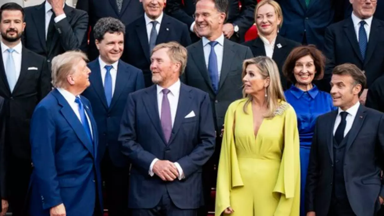 Donald Trump a ajuns la Summitul NATO de la Haga. Nicu&#537;or Dan a stat l&acirc;ng&#259; pre&#537;edintele Statelor Unite la fotografia de grup