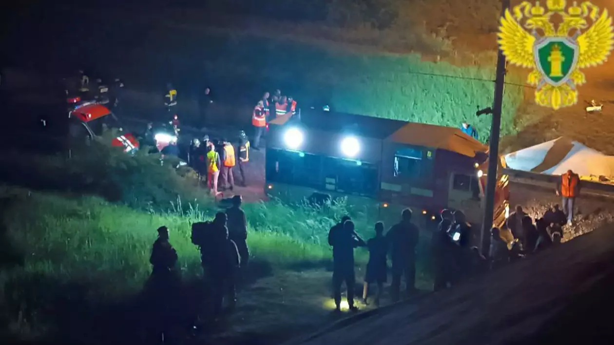 Imagine de noapte cu un tren deraiat si multi oameni imprejur