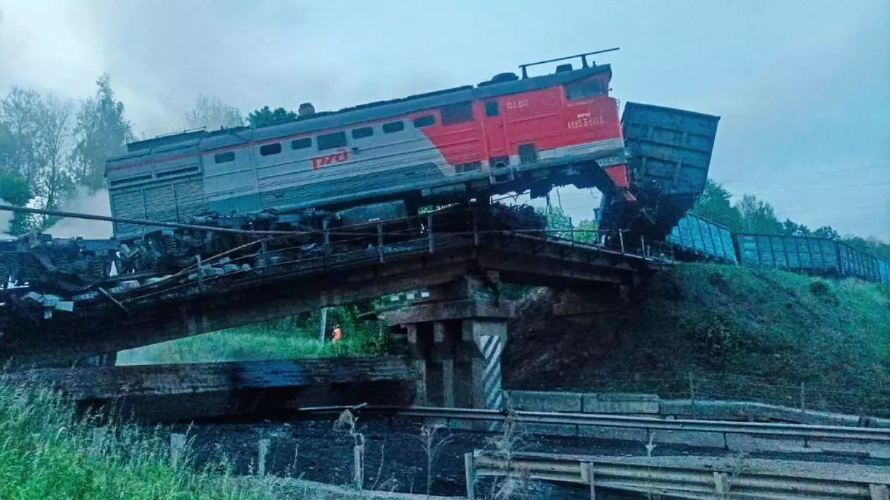 , prezintă un pod avariat după prăbușirea unui tren de marfă în regiunea Kursk, Rusia