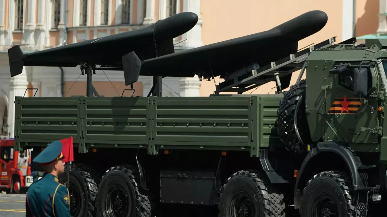 Vehicule aeriene fără pilot Geran-2 sunt transportate de un camion în timpul paradei militare de Ziua Victoriei de la Moscova, Rusia, vineri, 9 mai 2025