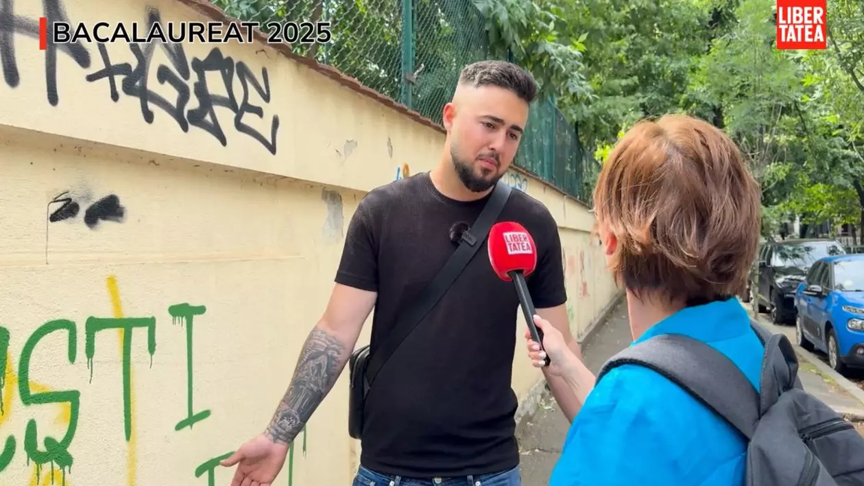 Elev ieșit de la liceul I.L.Caragiale, după BAC-ul de la Română 2025, într-un tricou negru.