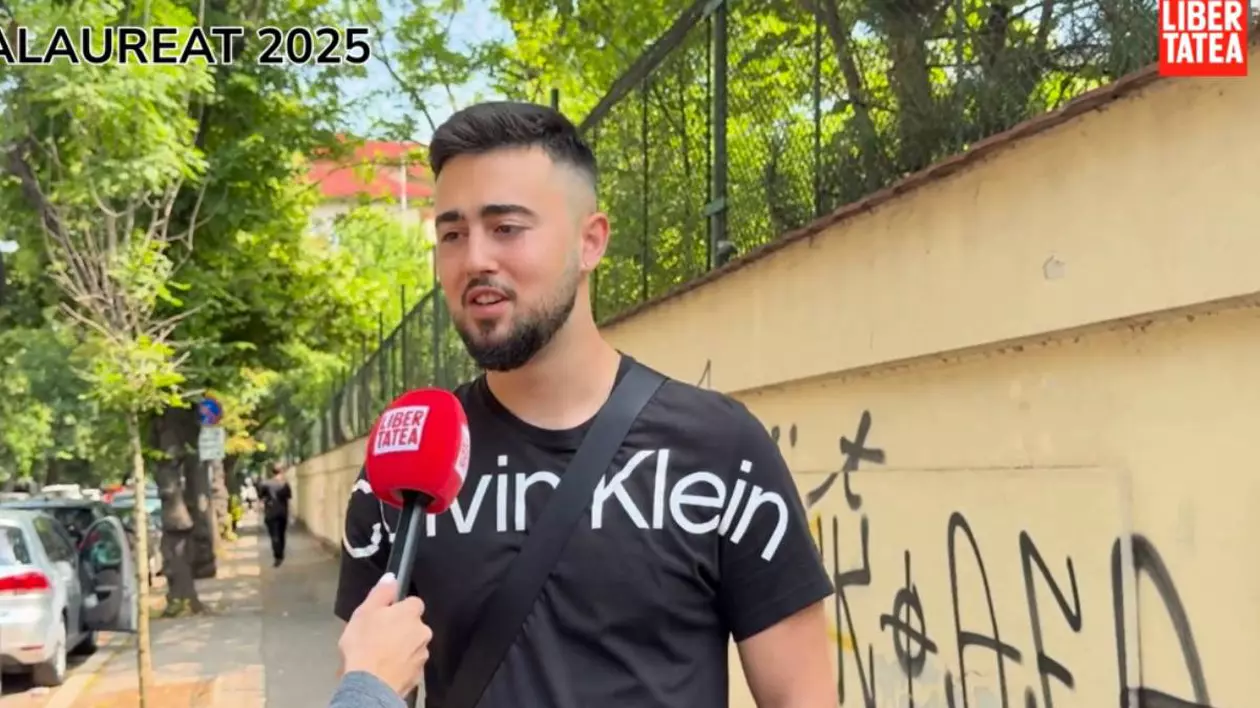 Elev de la „I.L Caragiale” după proba de BAC de la istorie, 2025, vorbind la microfon