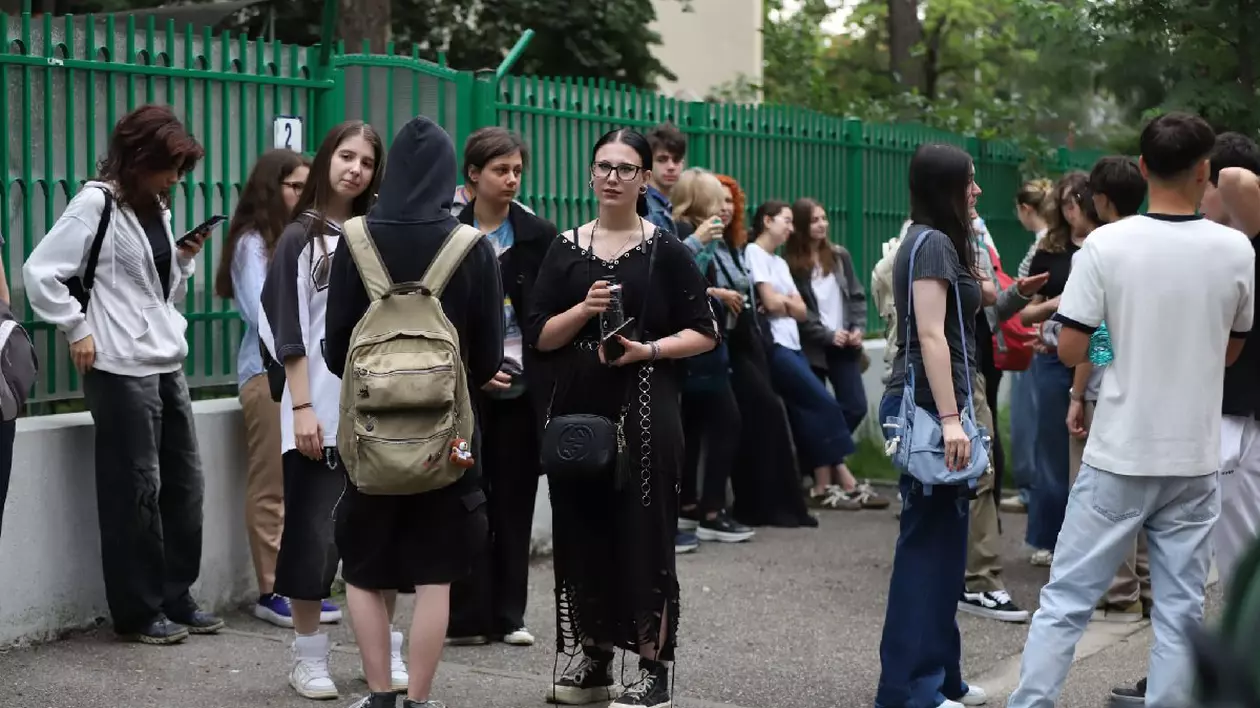 Elevii stau în fața liceului, așteptând să intre în școală pentru a susține examenul de Bacalaureat