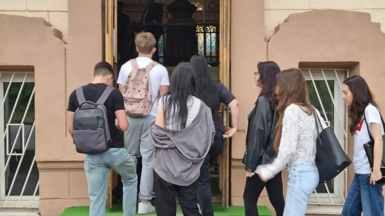 elevi care intra în liceu
