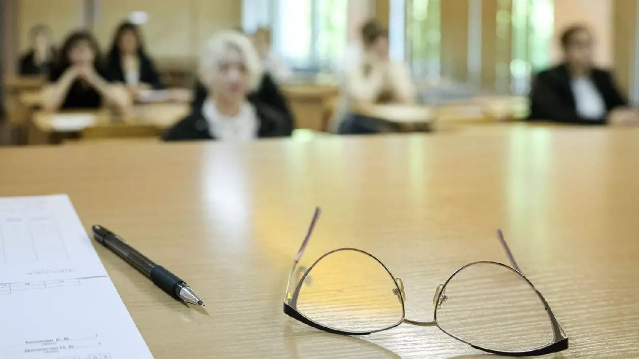 RUSIA, MOSCOVA - 23 MAI 2025: Are loc un examen de stat unificat pentru tinerii de la școala secundară nr. 1290