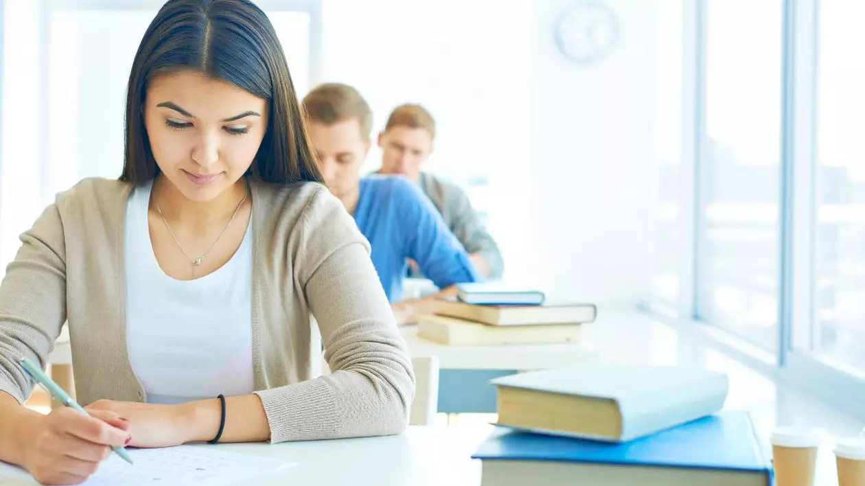 Elevi în timpul examenului