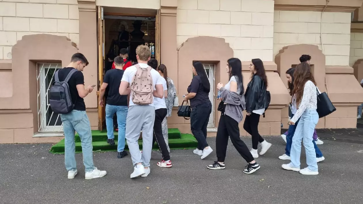elevii de la liceul caragiale, bucuresti, intra la proba de bac la limba romana