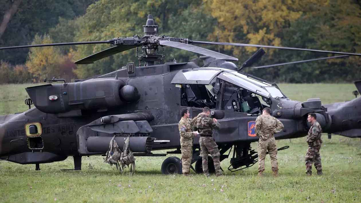 Elicopter militar american AH-64 Apache și soldați din diferite țări la un antrenament în Franța Foto: Profimedia