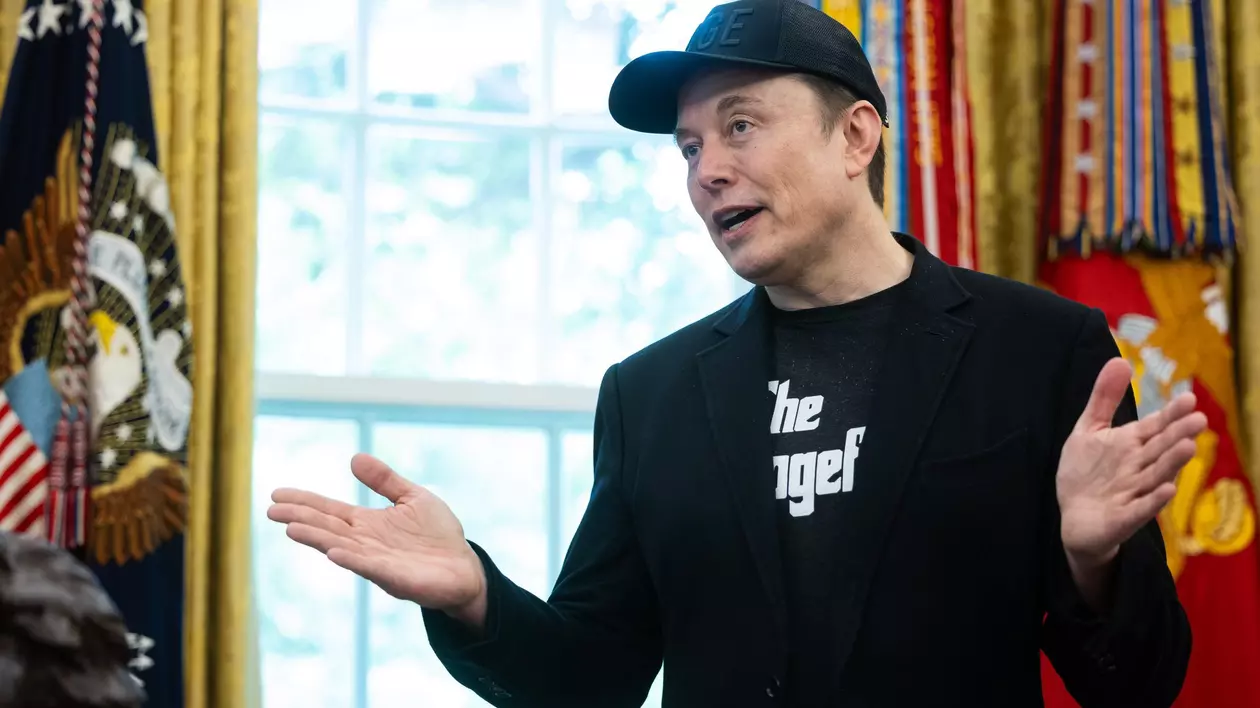 Elon Musk surprins gesticulând în Biroul Oval. Miliardarul poartă o șapcă neagră, un sacou și tricou