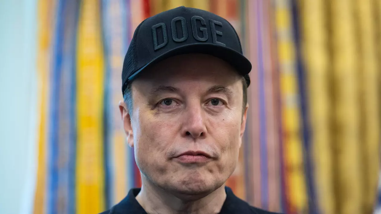 Elon Musk surprins în Biroul Oval. Miliardarul poartă o șapcă neagră pe care scrie DOGE