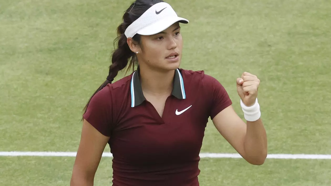 Emma Răducanu în timpul unui meci de tenis.