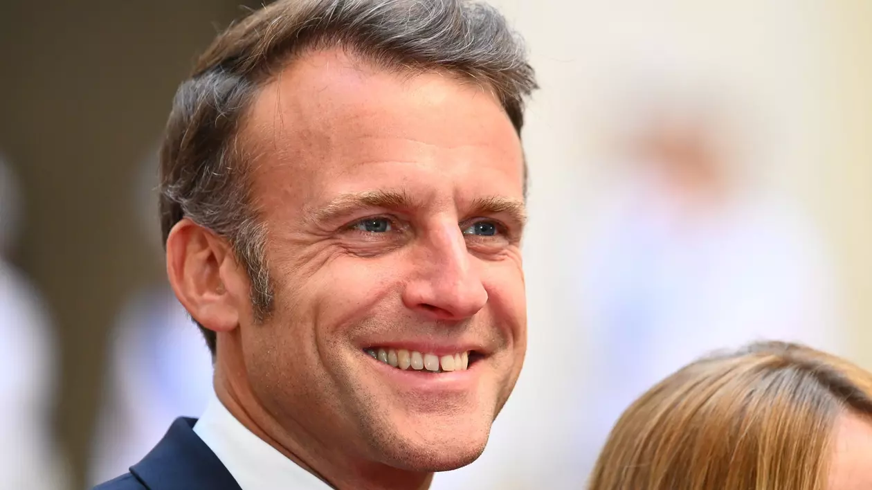 Emmanuel Macron surprins zâmbind în timpul unei întâlniri cu Giorgia Meloni, pe 3 iunie 2025