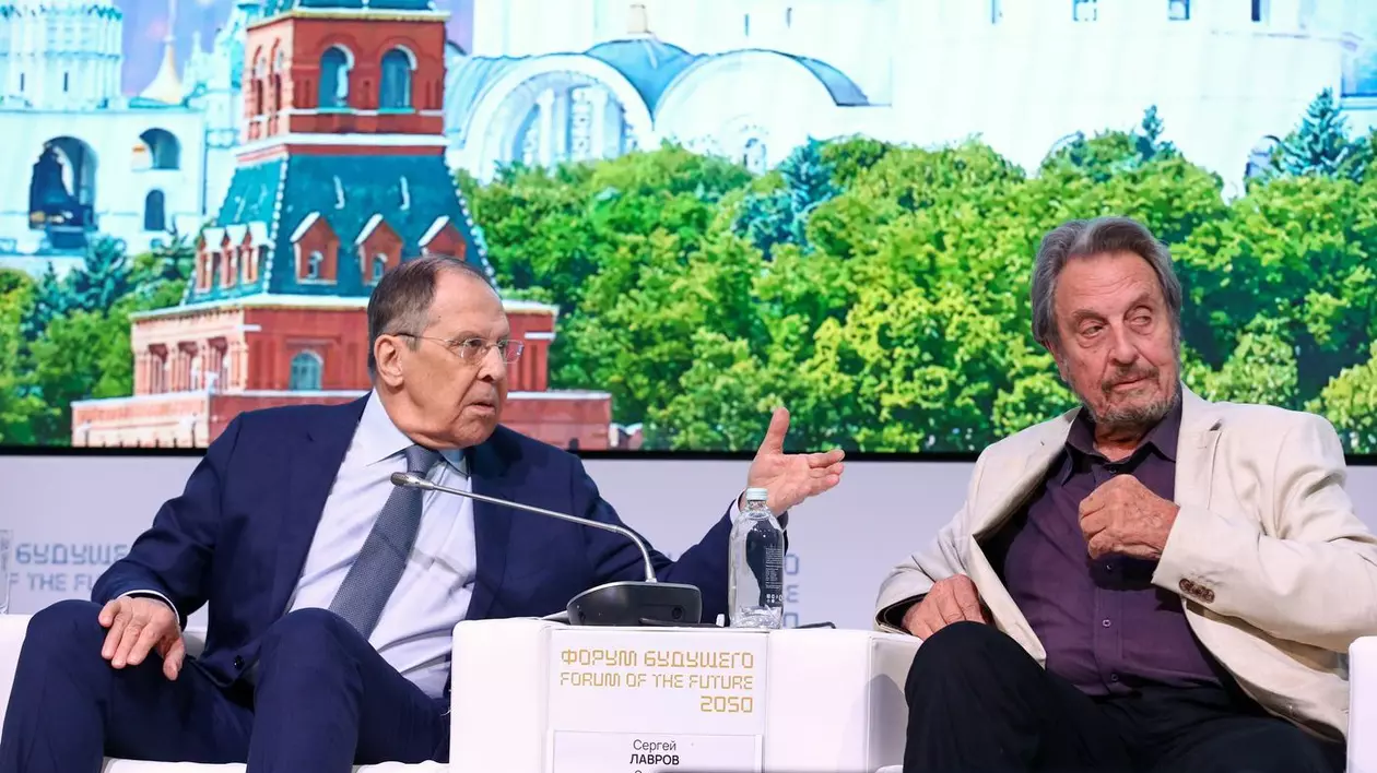 Errol Musk (stânga), la Forumul Viitorului 2050, alături de Serghei Lavrov Foto: Profimedia