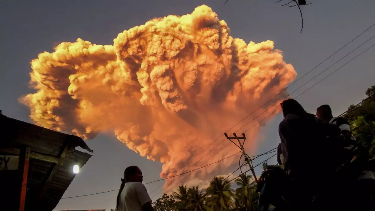 Nor de cenușă portocaliu deasupra satului Talibura din Indonezia, pe 17 iunie 2025, după ce vulcanul Lewotobi a erupt