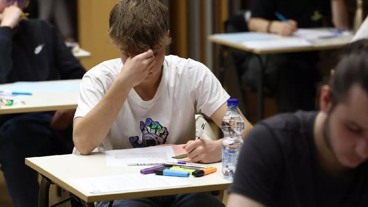 Elevii susțin proba de filosofie în cadrul examenelor de bacalaureat, prima sesiune de testare a bacalaureatului 2024 (examen de absolvire a liceului) la liceul Fustel de Coulanges din Strasbourg, estul Franței, pe 18 iunie 2024.