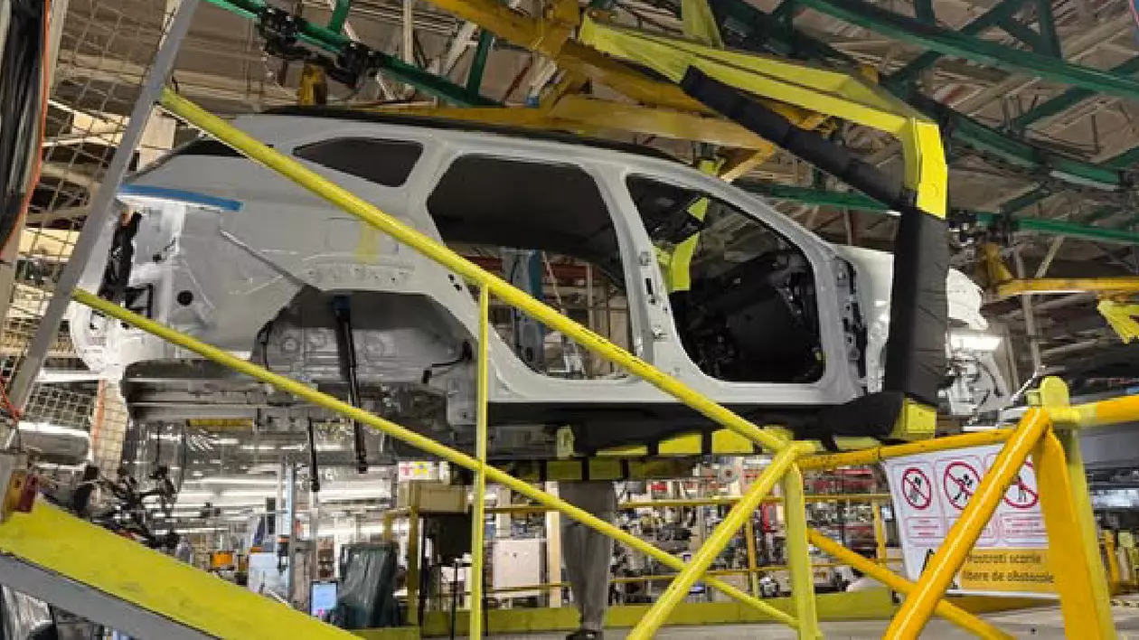 o caroserie albă Dacia în fabrica