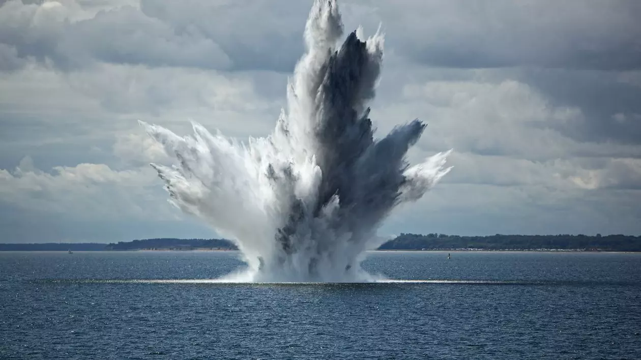 Fântână uriașă provocată de explozia subacvatică a unei mine marine